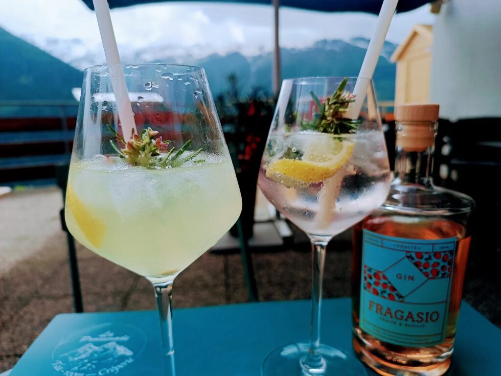 🌞Aujourd'hui il y a du soleil et des cocktails !! 🍸 Pour cet été nous avons plusieurs cocktails à vous proposer, n'hésitez pas à nous demander 🍹.