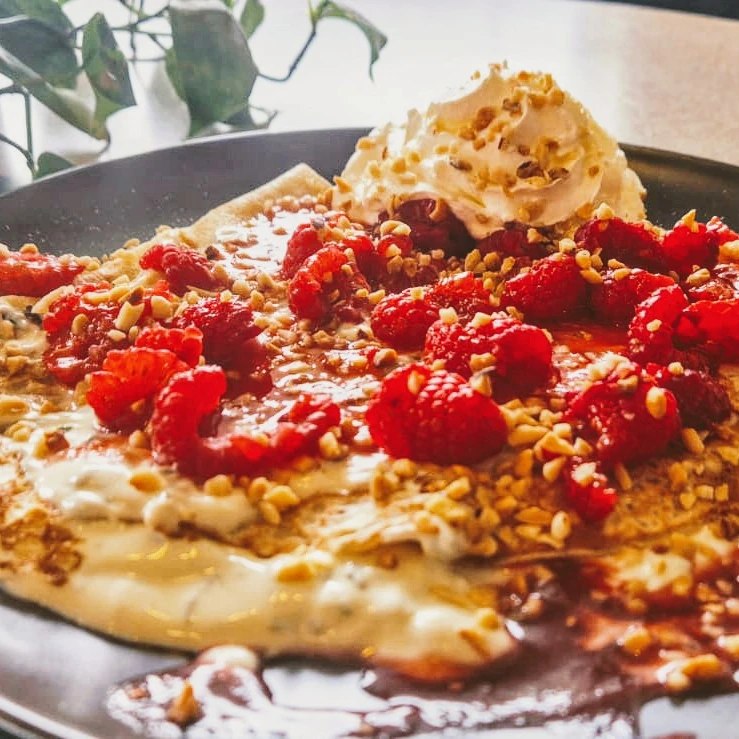 🌻 La crêpe du mois de juillet 🌞🤞, c'est fromage à la crème basilic, framboises et leurs coulis, chantilly et noisettes. 🌿