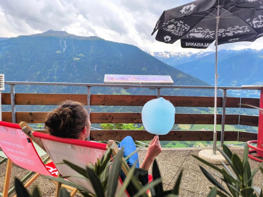 🌞 Il y a du soleil et des barbes à papa à la crêperie La Promenade à Saint-Martin 🪅. N'hésitez pas à nous demander une barbe à papa au goût coca cola 😁