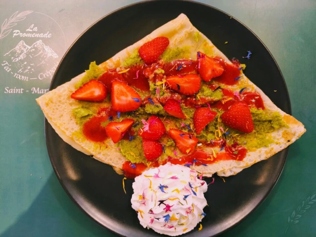 Il fait beau 🌞, et la crêpe du mois d'août c'est ===> coulis de fruits rouges et crème de pistache maison, fraises, chantilly 🍓🌞.