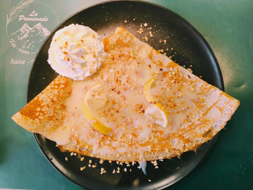 La crêpe du mois de septembre c'est ==> crème au chocolat blanc, zeste et jus de citron, noisette, chantilly.