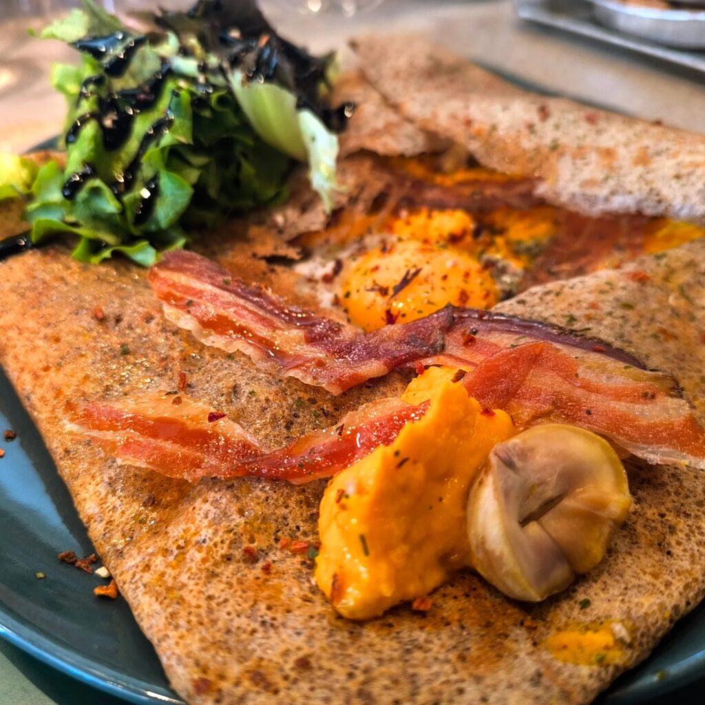 🍂 La galette du mois d'octobre ==> oeuf, compotée de potiron au curry, châtaignes et lard grillé 🌰😋.