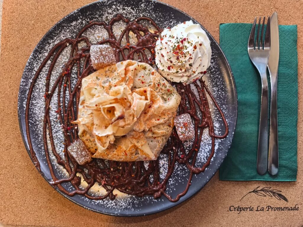 🌹Pour le mois de février, la crêpe du mois c'est ====> Ballotin de crêpe à la compote de poires 🍐 ,pâte de fruits et sauce chocolat 🍫😋.