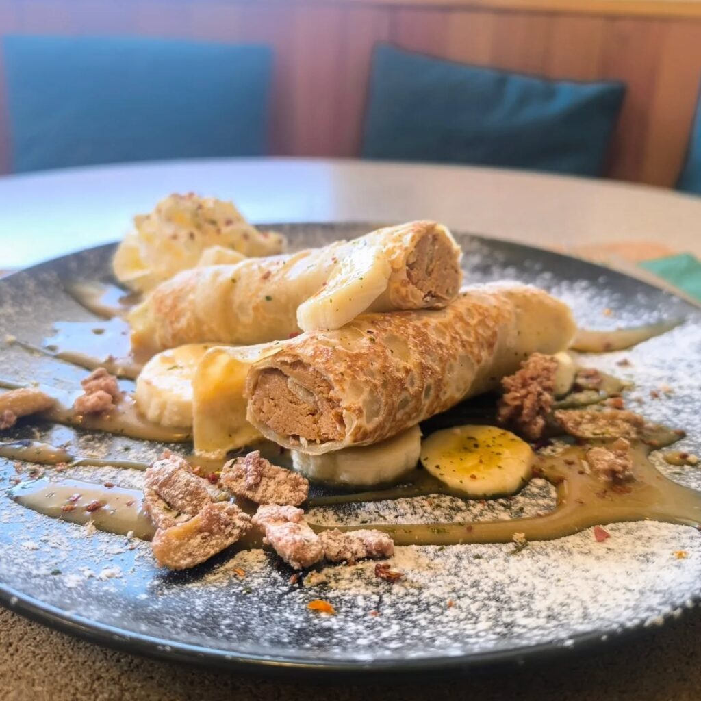 🎊 La crêpe de Mars 🎊 ==> Roulé de crepe au beurre de cacahuète maison , caramel au beurre salé, bananes et chouchous grillés.