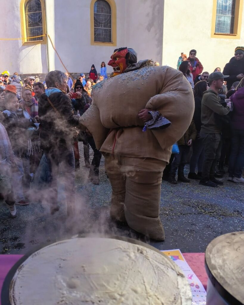 🎭 C'était dimanche passé au carnaval d'Evolène. Nous étions invités pour faire des crêpes et des galettes. Merci pour cette belle ambiance de carnaval !! 🎊