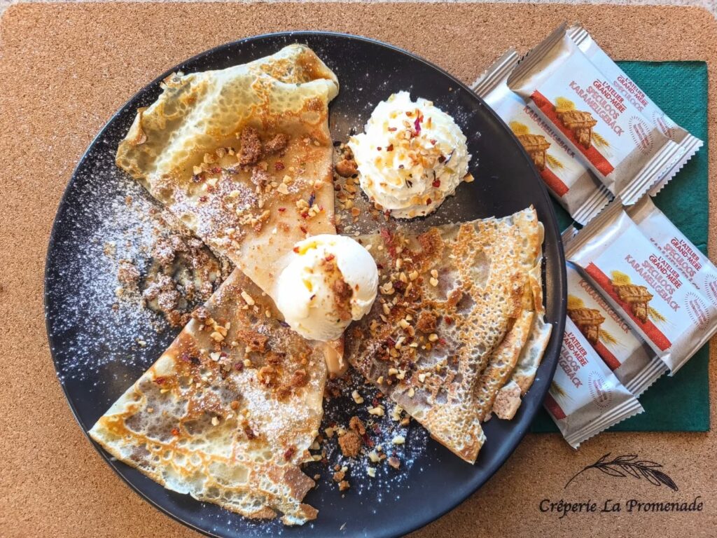 🌸 Crêpe du mois d'avril 🌸 Trio de crêpes chocolat, caramel, crème spéculos maison, glace vanille, chantilly, noisettes. 🌿