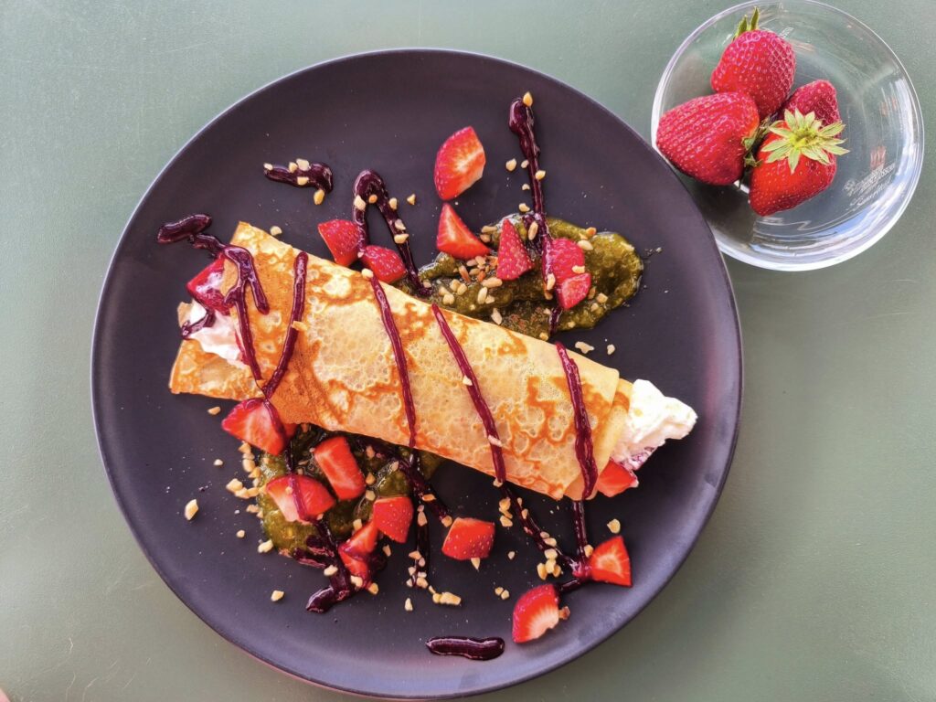 🍓 Crêpe du mois Mai 🍓 ==> Roulé de crêpe à la chantilly et fraises, crème de pistache, coulis de fruits rouges.