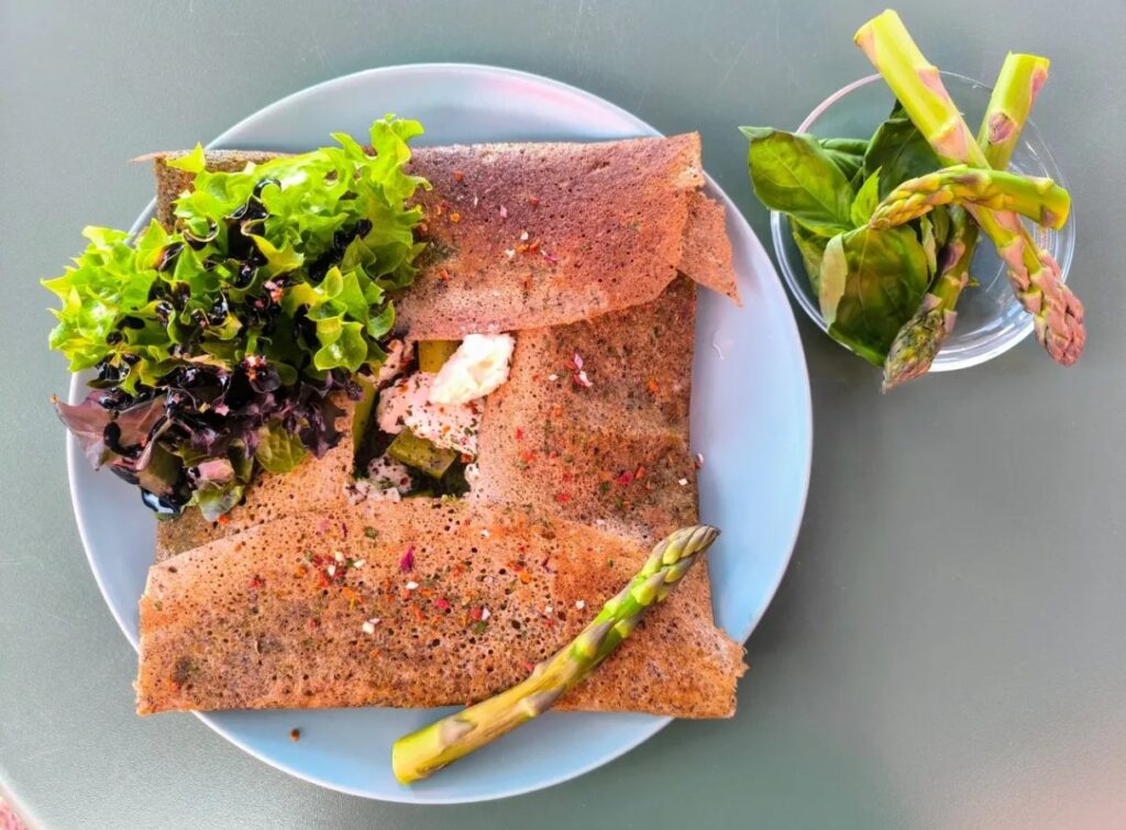 🌿 Galette de Mai 🌿 ==> Asperges vertes, ricotta, pesto basilic maison, jambon cru de Brumann.