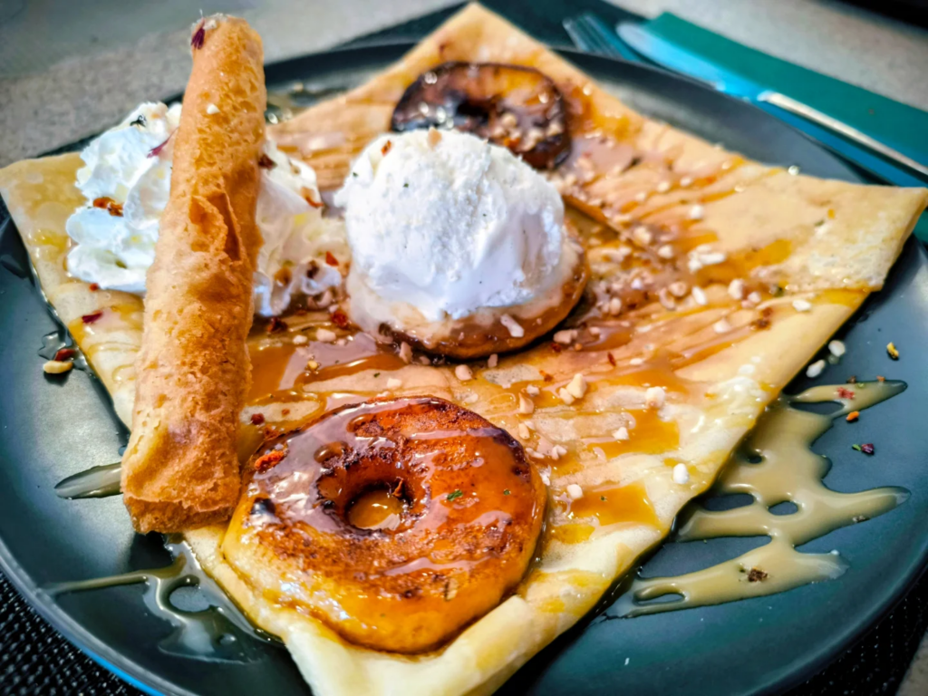 ✨ La crêpe de février c'est ==> Pommes façon Tatin 🍎, sauce caramel, crêpe dentelle, chantilly, boule vanille 😋. Disponible tous le mois de février 😁, tous les jours de 11h à 17h à la crêperie La Promenade à Saint-Martin.