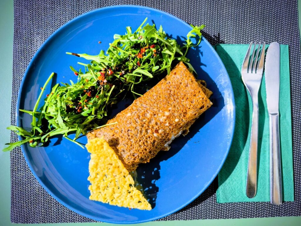 La galette de Mars ==> Endives au jambon à la béchamel, roquettes et chips de fromage. 🤤 Disponible à Saint-Martin tous les jours de 11h à 17h 😁.