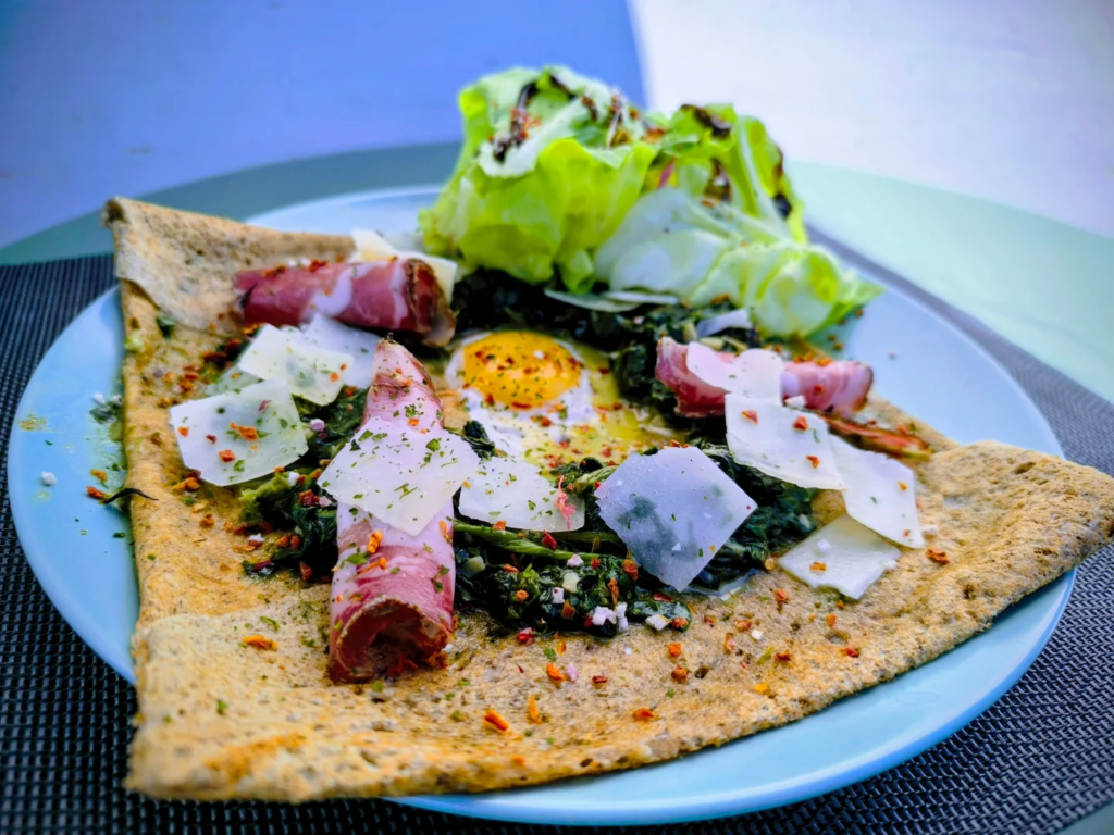 ☀️La galette d'avril c'est ==> Oeuf, épinards à la crème, copeaux de parmesan, coppa de Brumann 🤤.