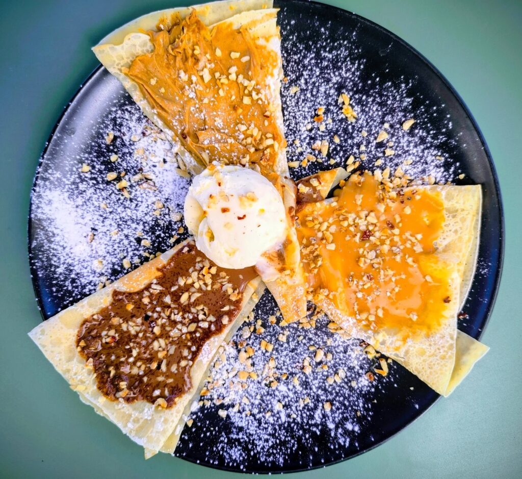 ☀️ La crêpe du mois d'avril c'est ==> Trio de minis crêpes chocolat, caramel et crème de spéculoos maison 😋, boule de glace vanille et noisettes. 🤤