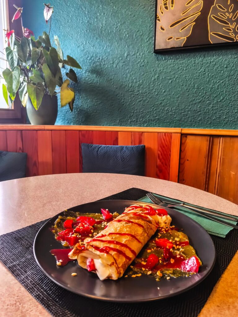🍓 La crêpe de Mai c'est ==> Crêpe roulée à la fraise chantilly maison, crème de pistache, coulis de fraises 🍓.