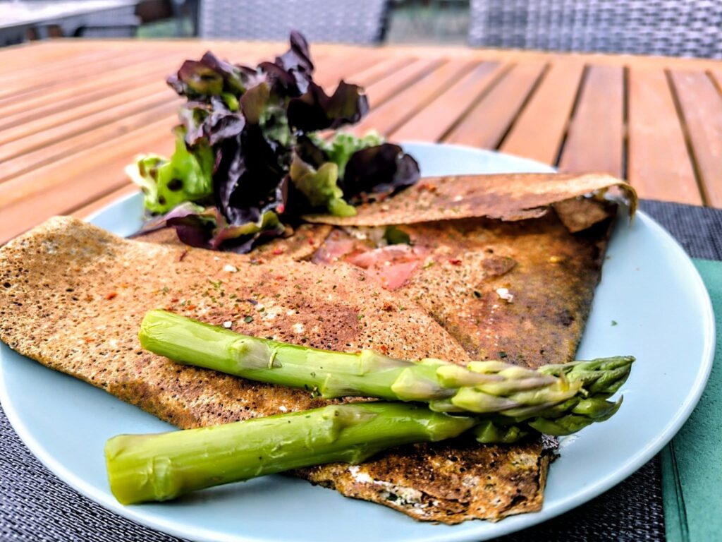 🌸 La galette du mois de Mai c'est ==> Asperges vertes croquantes, pesto basilic maison, ricotta et jambon de cru de chez Brumann. 🌸