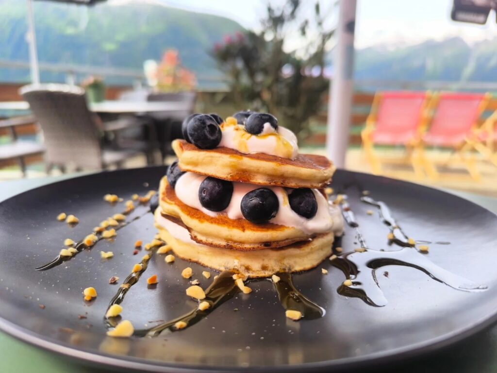 ☀️ Dessert du mois de Juin ☀️ ==> Pancakes, crème yaourt, myrtilles et sirop d'érable du Québec 🤤. #valdherens #valais #wallisvalais #wallis #myvalais #myvaldherens #saintmartinvalais #crepebretonne #creperie #crepe #pancakes