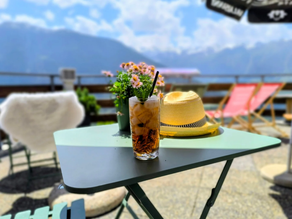 ☀️ Il fait chaud ? 🥵 Venez trouver un peu de fraîcheur à la Promenade de Saint-Martin 🌿 Boissons fraîches, glaces, chapeaux et parasols vous attendent pour profiter du printemps tout en restant à l’ombre 😎🍦🥤⛱️. 📍 Saint-Martin