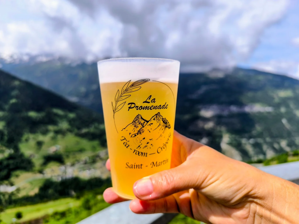 🎉 Pour les événements, nous proposons des gobelets réutilisables de 2 dl et 3 dl avec une consigne de CHF 2.–. Une façon simple de réduire les déchets… avec la possibilité de repartir avec un souvenir de La Promenade. 🍺🏔️😁
