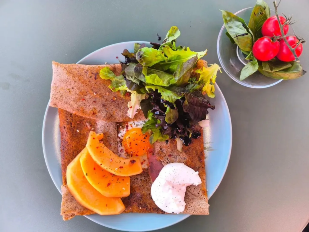 ☀️ La galette de Juin c'est => Oeuf, pesto Rosso Maison, jambon cru de chez Brumann, melon et burratina ☀️.