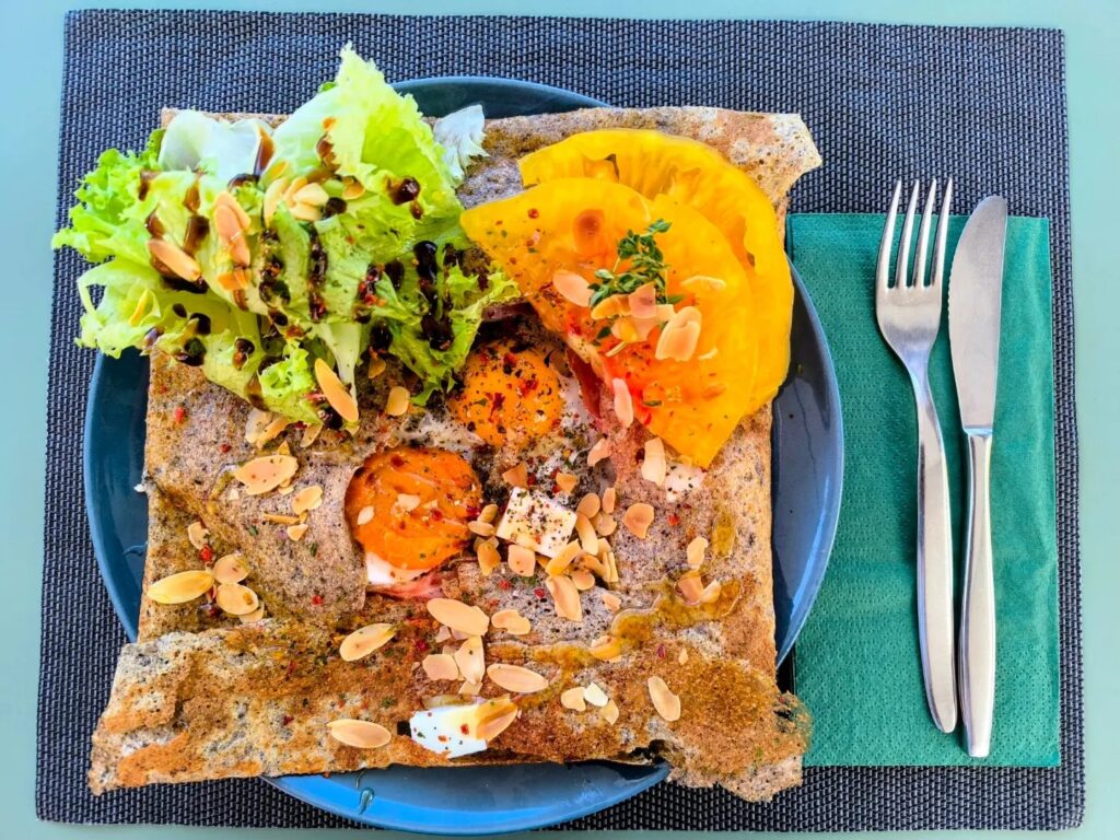 ☀️ La galette de juillet ☀️ ==> Oeuf, tomates jaunes, feta, jambon cru de Brumann, abricots rôtis au miel et thym, amande effilées, miel. 🫠