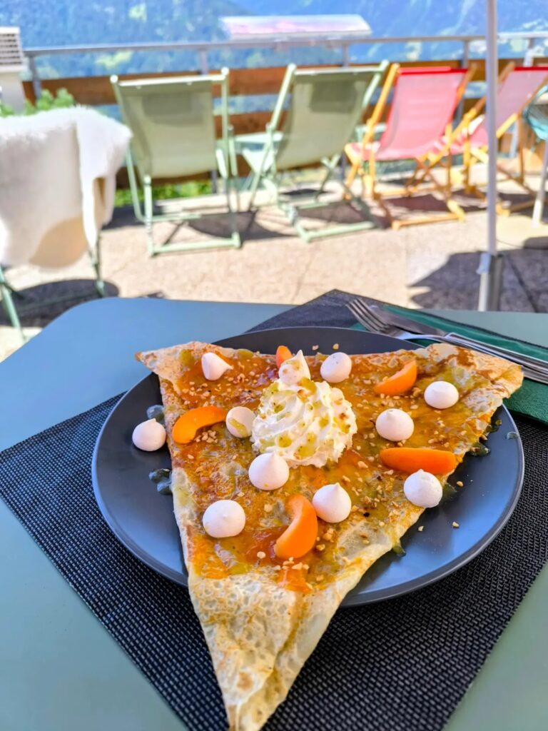 ☀️ La crêpe de juillet ☀️ => Abricots frais, coulis citron et menthe, confiture abricots artisanales, meringues. 🌿🍑
