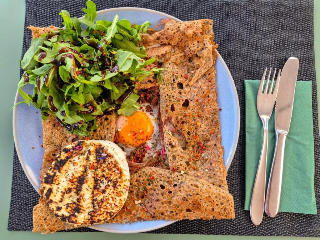 ☀️Galette d'Août☀️ ==> Œuf, tomates séchées, coppa de Brumann, sérac de la laiterie de Saint-martin, roquettes 🌿 🤤🤤.