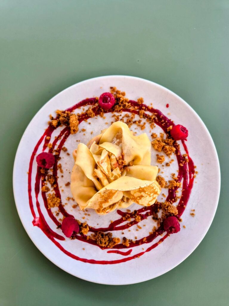 ☀️Crêpe du mois d'Août ☀️==> Ballotin de crêpe, framboises, crème pâtissière, coulis framboises, crumble maison. 🤤 #creperiebretonne