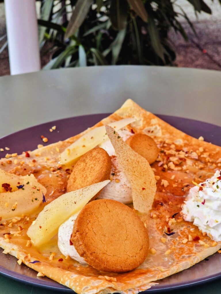 La crêpe de septembre ☀️ c’est ===> Sablé breton maison, crème à la cannelle, caramel, poires et chantilly 🫠🫠