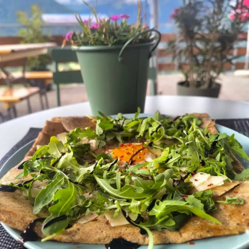 🌞La galette de Septembre c’est ==> Œuf, pancetta de Brumann façon carbonara, parmesan, roquettes 🌿.
