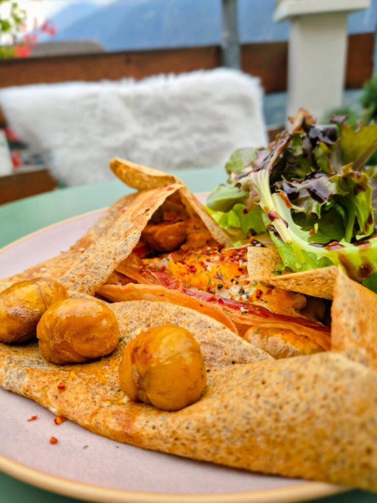 🍂Galette d'octobre🍁 c’est ==> Oeuf, compoté de potimarron au curry, lard et châtaignes grillés. 🌰